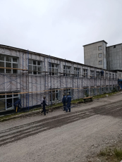 В Провидения продолжаются работы по капитальному ремонту фасада здания Чукотского северо-восточного техникума 