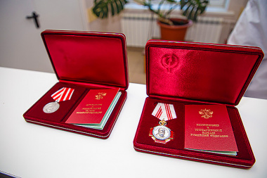 Медиков Чукотки наградили президентским наградам за борьбу с коронавирусом.