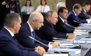 Президент Владимир Путин распорядился проработать вопрос по выплатам на третьего ребёнка для жителей Крайнего Севера