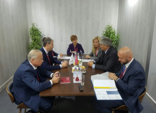 Губернатор Чукотки Роман Копин подписал соглашение о строительстве спорткомплекса в Певеке в рамках IV Восточного экономического форума