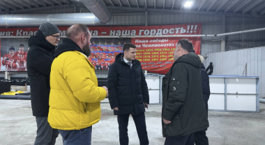 Первый заместитель Губернатора Чукотки Павел Каргаполов проверил ход капитального ремонта ледового катка в Анадыре