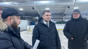 Первый заместитель Губернатора Чукотки Павел Каргаполов проверил ход капитального ремонта ледового катка в Анадыре