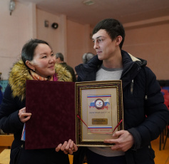 Губернатор вручил молодой семье из Омолона почётный диплом за победу во Всероссийском конкурсе «Семья Года»