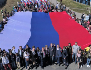 30-ти метровый российский флаг пронесли по главной улице столицы Чукотки