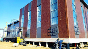 Завершился важный этап строительства современного спортивного зала в национальном селе Чукотки