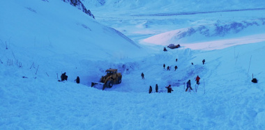 На месте поиска сноубордиста в Эгвекиноте сохраняется угроза повторного схода лавины