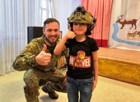 Участники программы «Герои Чукотки» показали школьникам снаряжение от царской армии до СВО