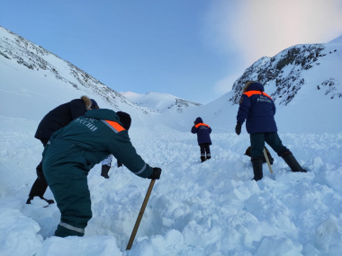Поиски сноубордиста в Эгвекиноте продолжатся в безопасной зоне распадка