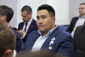 Герой Чукотки Александр Иванов на практике знакомится с организацией северного завоза