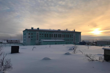 Массовые эвакуации прошли в образовательных учреждениях Чукотки из-за сообщений о минировании