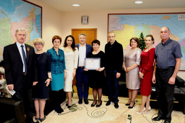 Роман Копин наградил сотрудников окружной Думы правительственными наградами