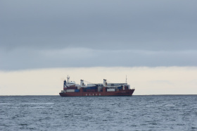 Более тысячи тонн груза доставил теплоход «Лев Яшин» в Провидения