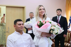 Губернатор Владислав Кузнецов поздравил ветерана СВО из Энмелена с бракосочетанием