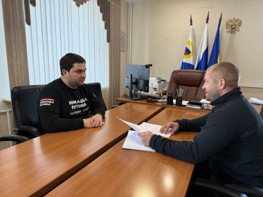 Первый заместитель Губернатора Рахим Исаев стал наставником для ветерана СВО Руслана Биль в рамках программы «Герои Чукотки»