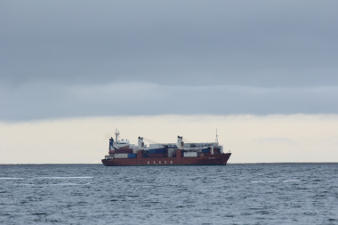 Более тысячи тонн груза доставил теплоход «Лев Яшин» в Провидения