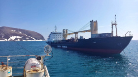 Сухогруз «Танир» открыл навигацию на Чукотке 