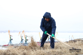 Сотрудники Аппарата Губернатора и Правительства ЧАО провели субботник