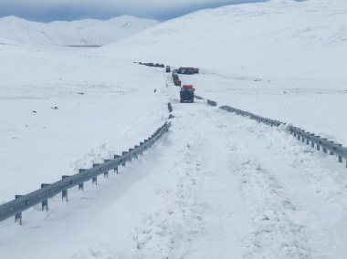 Застрявшая в снегу автоколонна продолжила движение по трассе Певек-Билибино