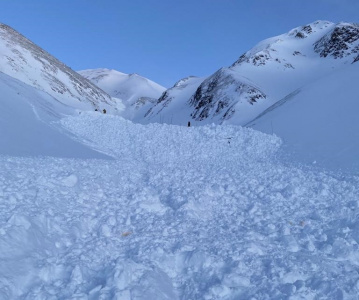 В Эгвекиноте продолжаются поиски сноубордиста, попавшего под снежную лавину