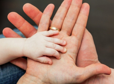 Более 130 чукотских семей получили выплаты при рождении первенцев
