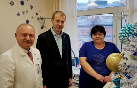 Губернатор Роман Копин вручил новогодние подарки юным жителям Анадыря в московской больнице 
