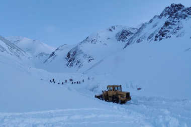 Поиски сноубордиста, попавшего в распадке под снежную лавину,  продолжаются пятые сутки